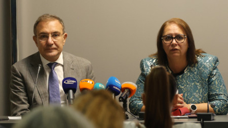 Социалният министър Борислав Гуцанов и председателят на ДАЗД д-р Теодора Иванова дадоха пресконференция за новата инициатива за намаляване на употребата на райски газ, дизайнерска дрога и вейпове сред децата . 7 август 2025 г.