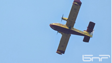 Два испански самолета за борба в пожарите се включиха в борбата с огъня в района Странджанското село Воден.