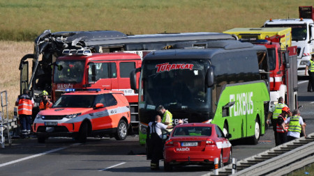 Пожарникари и полицаи на мястото на катастрофата между два автобуса на магистрала D2 близо до Бърно, Чехия, 17 юли 2023 г.