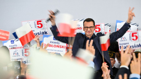 Премиерът Матеуш Моравецки на предизборен митинг в Рибник, Югоизточна Полша. Негавата партия 