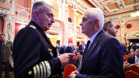 Началникът на отбраната адмирал Емил Ефтимов и служебният министър на отбраната Атанас Запрянов. 