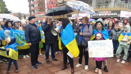 Дъждът не спря хиляди украинци с техните деца които се