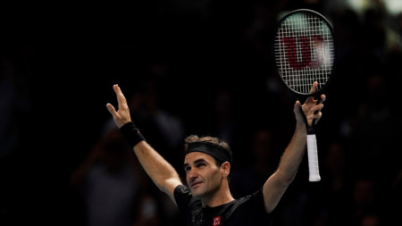 Федерер приема овациите на публиката след победата.