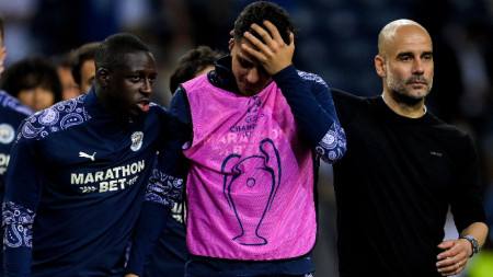 Хосеп Гуардиола успокоява играчите на Манчестър Сити след загубения финал в Шампионска лига
