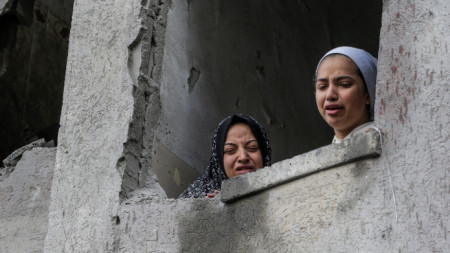 Палестински жени в полуразрушена сграда в Рафах, на границата между Ивицата Газа и Египет