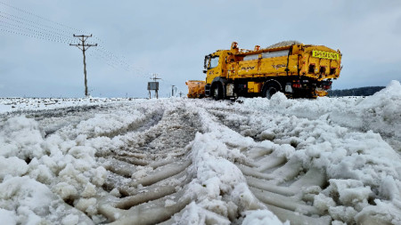 В гр. Вълчи дол, Варненско, снегорин разчиства навалелия сняг - 19 ноември 2023 г.