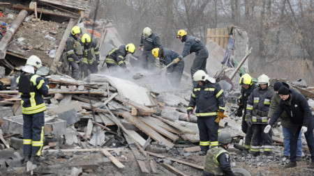 Разчистване на жилищна сграда в покрайнините на Киев след руски удари, 29 декември 2022 г.