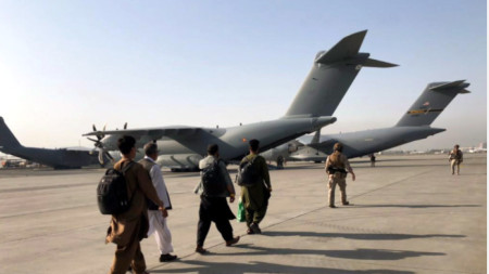 Афганистанската служба за гражданска авиация обяви спиране на полетите на