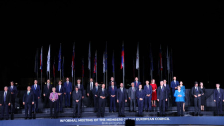 „Семейна“ снимка от неформалната среща снощи на лидерите на ЕС в Словения.