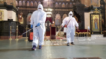 Дезинфекция по време на епидемия - катедралата във Варна