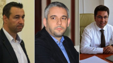 Веселин Давидов, Антон Антонов от АПИ и министерският съветник Радослав Николов, за които премиерът разпореди да бъдат освободени от постовете им.