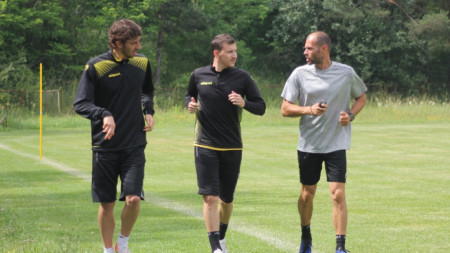 Кристиан Димитров (вляво) и Тодор Неделев (в средата) вече тренират във Велинград.