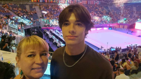 Никола Цолов и неговата майка Мирослава Цолова в залата по художествена гимнастика във Валенсия