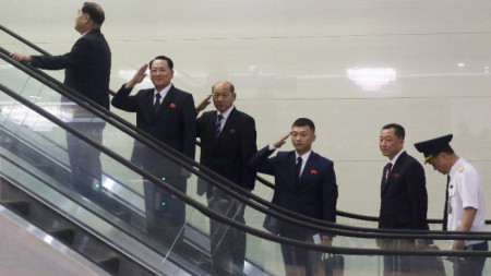 Севернокорейските военни инструктори на летището в Пхенян, преди да заминат за Русия