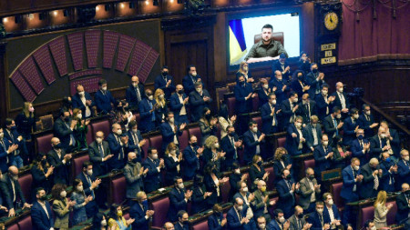 Володимир Зеленски говори пред италианските депутати посредством видеовръзка.