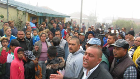 Жители на ромската махала на Мъглиж се събраха днес и недоволно коментираха среднощната акция на полицията.