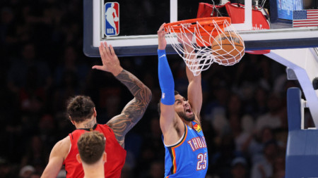 Мичъл от Оклахома забива в коша на Хюстън.