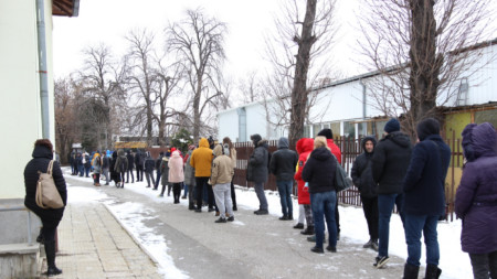 Десетки хора се наредиха пред Центъра по трансфузионна хематология на минусови температури да дарят безвъзмездно кръв след призив от „Пирогов“. 23 януари 2022 г. 