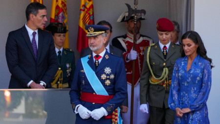 Испанското кралско семейство с премиера Педро Санчес (вляво).
