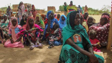 Бежанци от Судан си почиват на границата с Чад