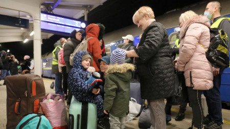 Над 300 хиляди украинци бягат от страната си и пристигат