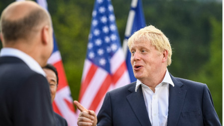 Джонсън говори с канцлера Шолц (вляво, в гръб) по време на срещата на върха на Г-7, Германия, 26 юни 2022 г.
