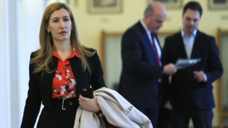 Министър Николина Ангелкова обясни защо се налага промяна в Закона за туризма след влизането му в сила.