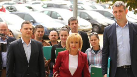 Мая Манолова от ИБГНИ води делегацията за регистрация в ЦИК за предстоящите парламентарни избори.