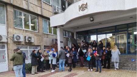 Държавни служители в НСИ протестират с искане за 20% увеличение на заплатите. Протестът е организиран от КТ 