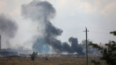 Пушек, издигащ се от мястото на взрив на склад за боерпипаси на руската армия в село Майское, Крим, 16 август 2022 г. Снимка: АП
