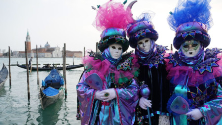 Маскирани участници на карнавала във Венеция през 2022 г.
