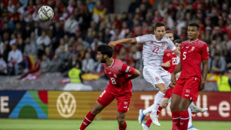 Сарабия (в бяло) отбеляза победния гол за Испания в Женева.