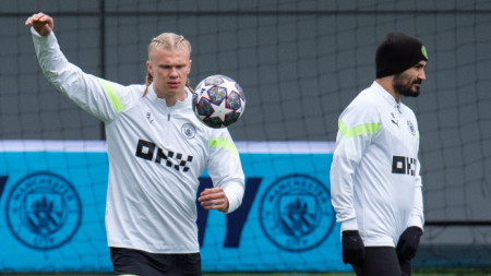 Ерлинг Холанд (с топката) и Илкай Гюндоган на последната тренировка на Сити.