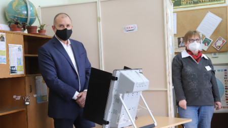 Президентът упражни машинно своето право на глас Румен Радев гласува в