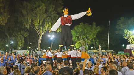Седемметровият Вракас е емблема на Фестивала на виното и посреща в Лимасол гостите му всяка година.