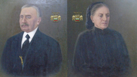 Портретите на дарителите са рисувани през 1924 г. от художника М. Ковалийски и са част от семейния фонд на художниците Анета Дръгушану и Георги Петров, дарен в Държавен архив – Видин 