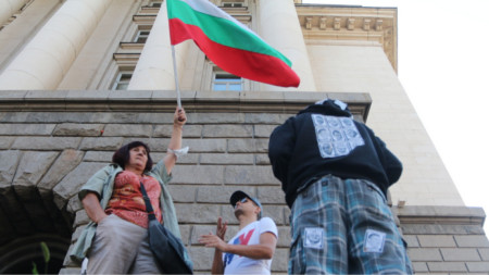 Протест пред партийния дом в София