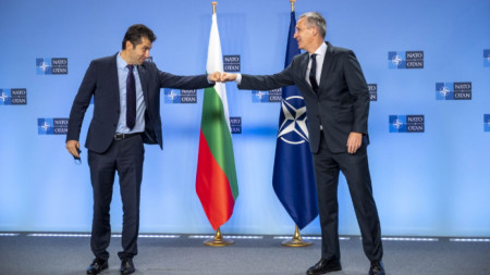 Кирил Петков и Йенс Столтенберг се поздравяват в щаб квартирата на НАТО в Брюксел.
