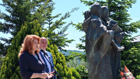 Вицепрезидентът Илияна Йотова откри паметник на светите равноапостоли Кирил и