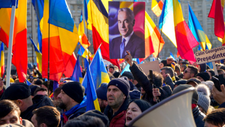 Протест в подкрепа на Калин Джорджеску, който спечели първия тур на анулираните президентски избори в Румъния