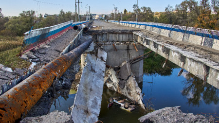Разрушен мост в наскоро освободения от украинските сили Купянск, 16 октомври 2022 г.