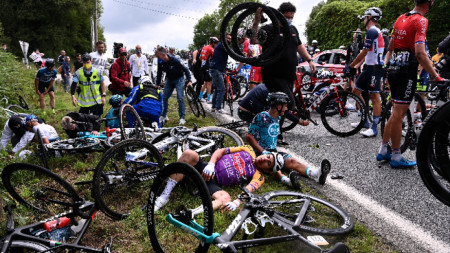 Зрителката причинила падането на няколко колоездачи от Тур дьо Франс