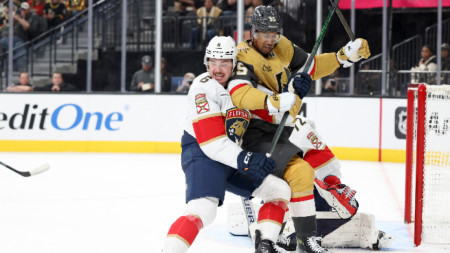 Напрегнат момент пред вратаря на Флорида Бобровски.