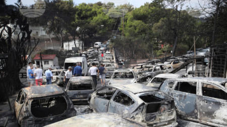 Останки от изгорели автомобили след пожара в Мати, източно от Атина, 24 юли 2018 г.