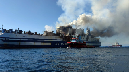 Продължава гасенето на горящия ферибот „Euroferry Olympia“, Йонийско море, Гърция, 19 февруари 2022 г.