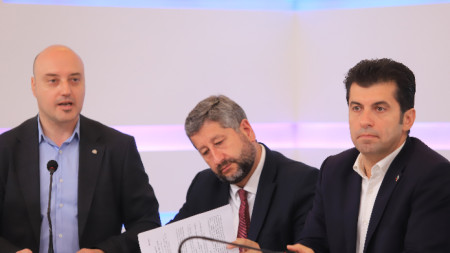 Атанас Славов, Христо Иванов, Кирил Петков ()отляво надясно) по време на представянето на предложенията за промени в Конституцията-  23 юли 2023 г.