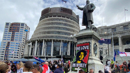 Новозеландската полиция отхвърли днес идеята с насилие да сложи край