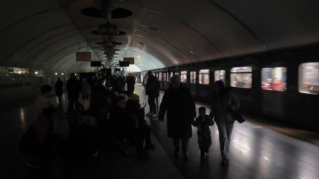Хора са намерили убежище в метрото на Киев при въздушната тревога преди новите руски удари
