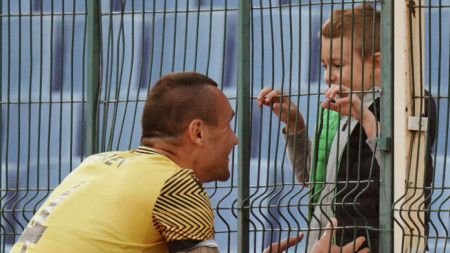 Виктор Генев със сина си след победния гол