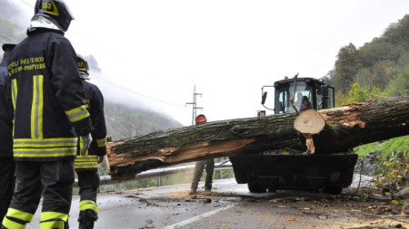 Спасители в различни региони на Италия продължават да ликвидират последиците от пороите, предизвикали наводнения, свлачища и падане на дървета.